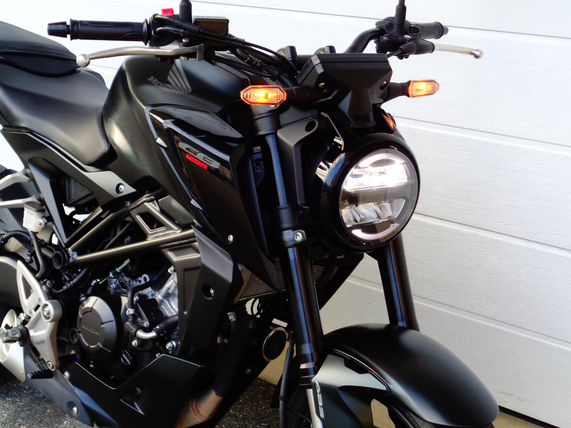 HONDA CB 125 R-showroom-element-2