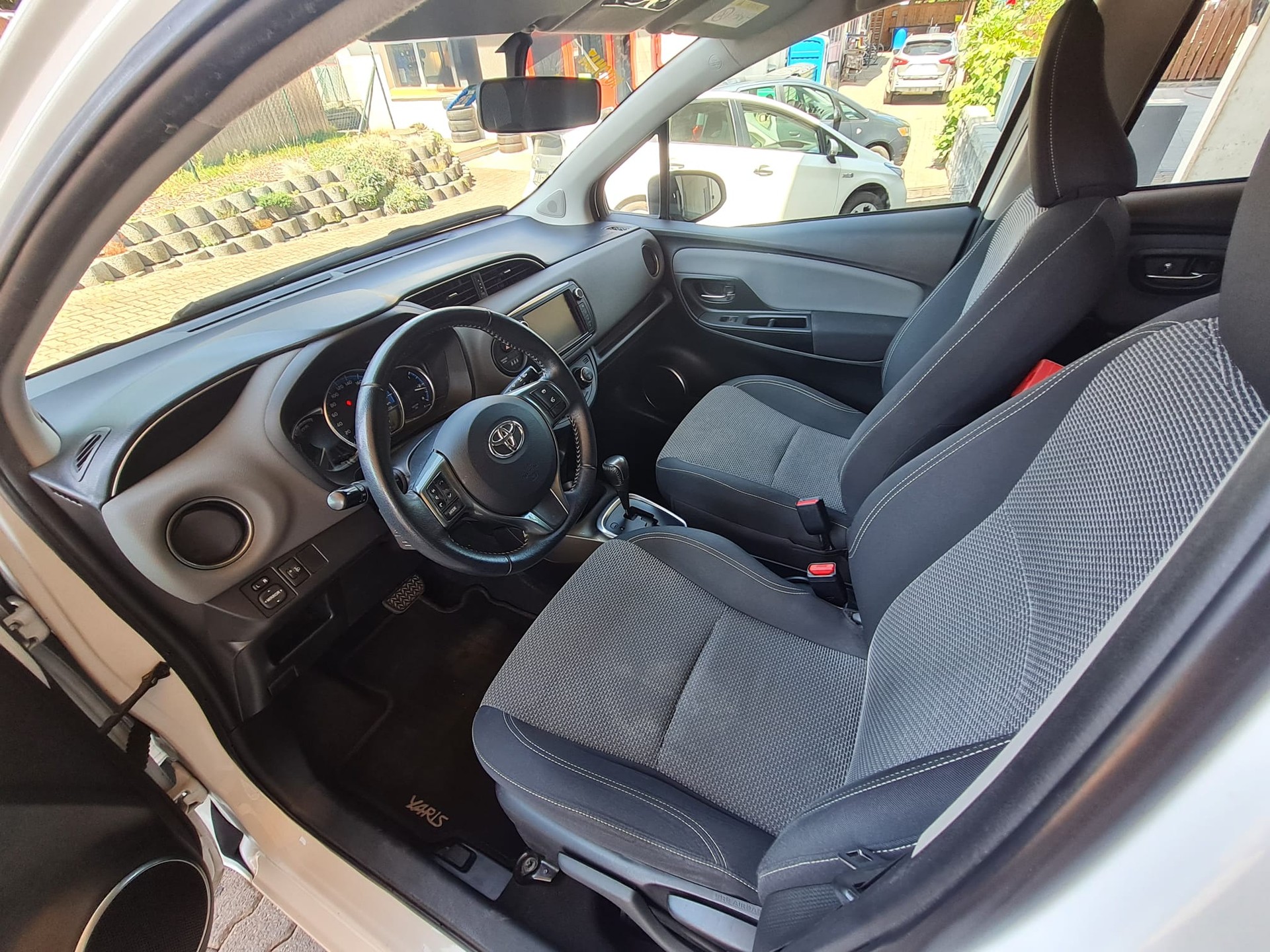 TOYOTA Yaris 1.5 VVT-i Hybrid Trend e-CVT-image-4