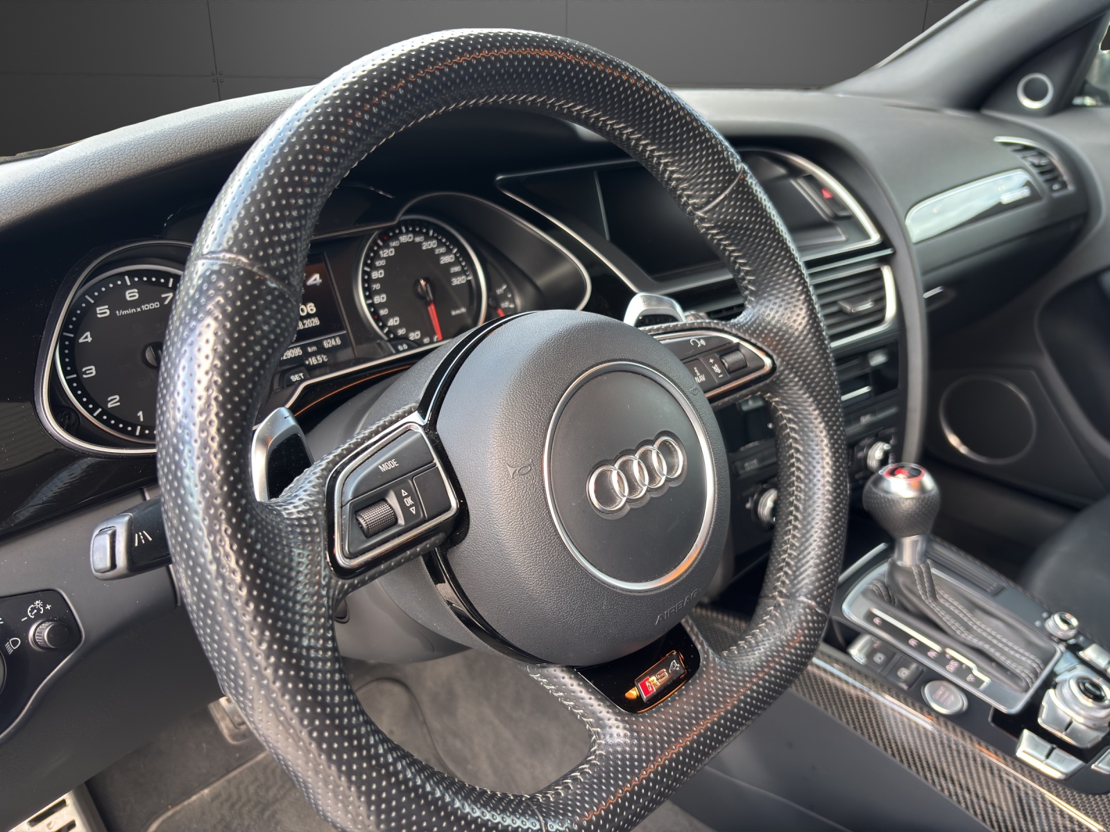 AUDI RS4 Avant 4.2 FSI V8 quattro S-tronic-image-4