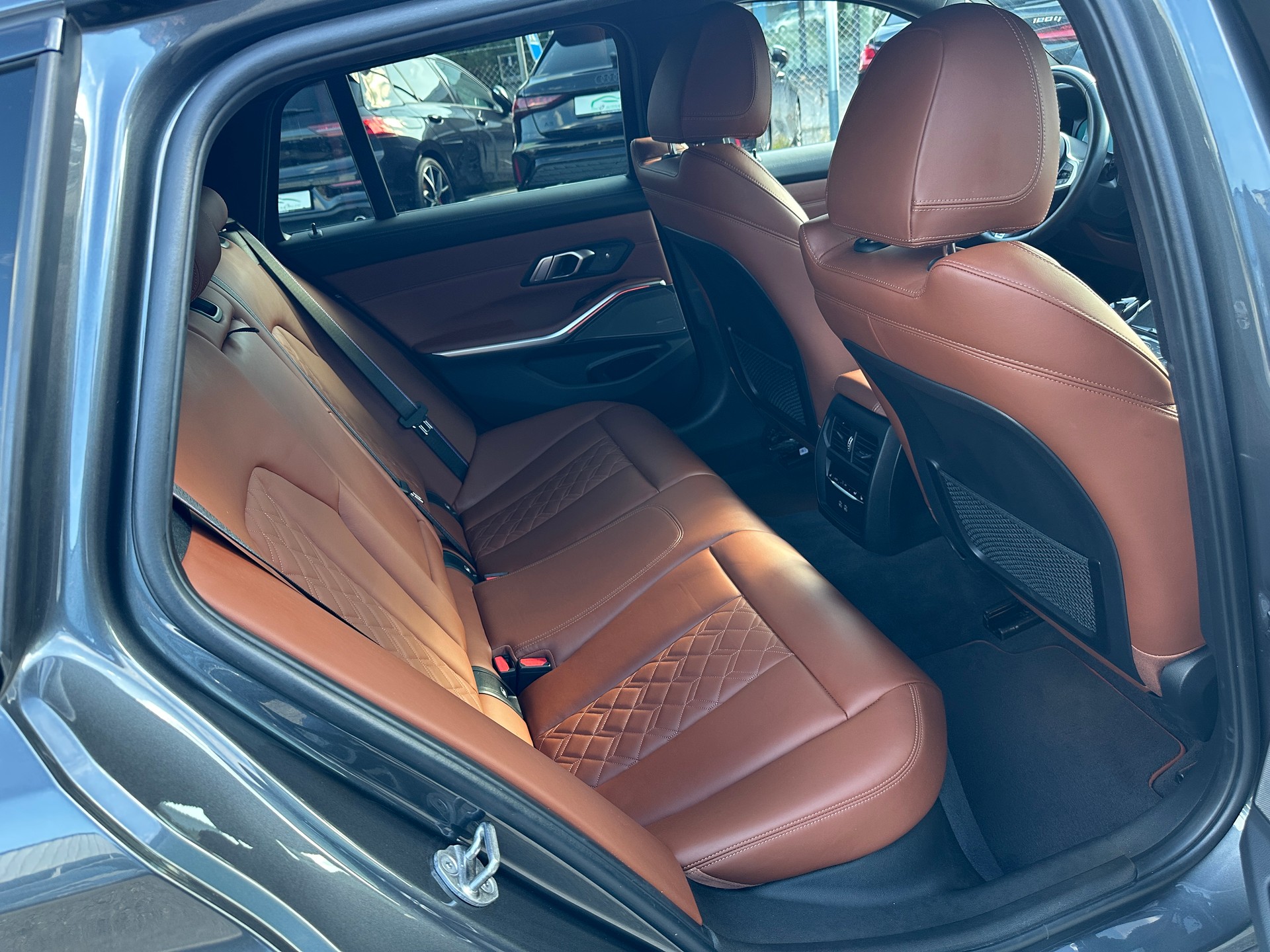 BMW 330e x DriveTouring M Sport Steptronic-image-14