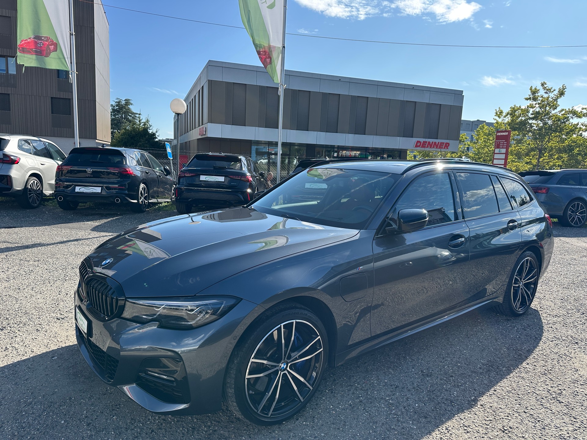 BMW 330e x DriveTouring M Sport Steptronic-image-1
