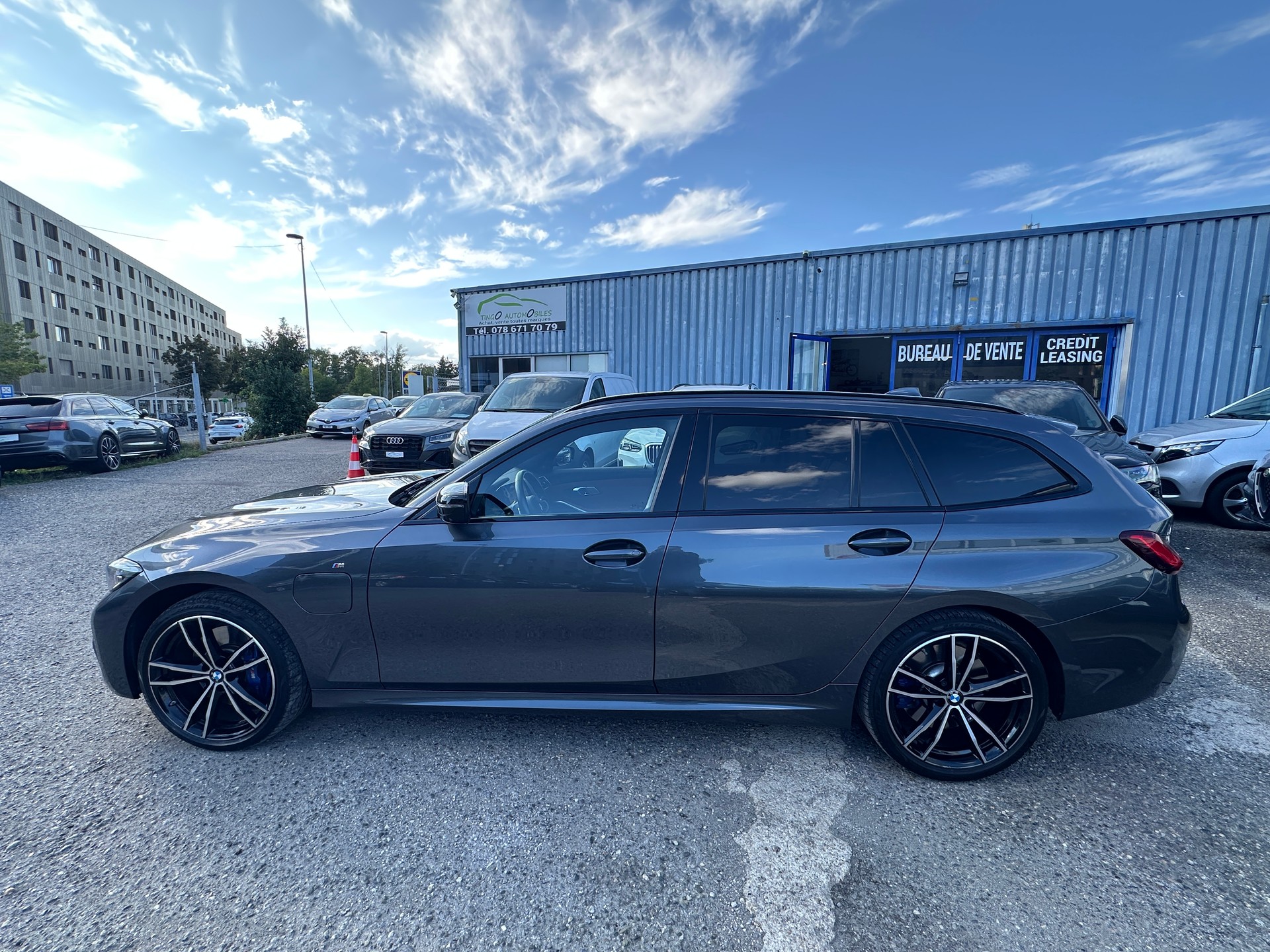 BMW 330e x DriveTouring M Sport Steptronic-image-12