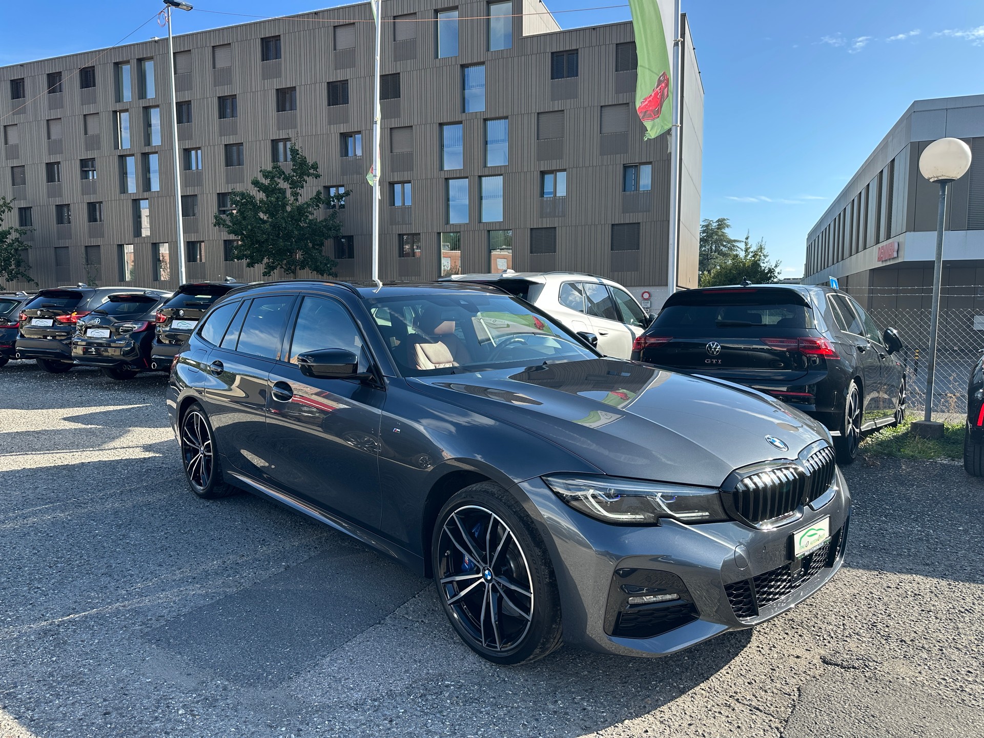 BMW 330e x DriveTouring M Sport Steptronic-image-3