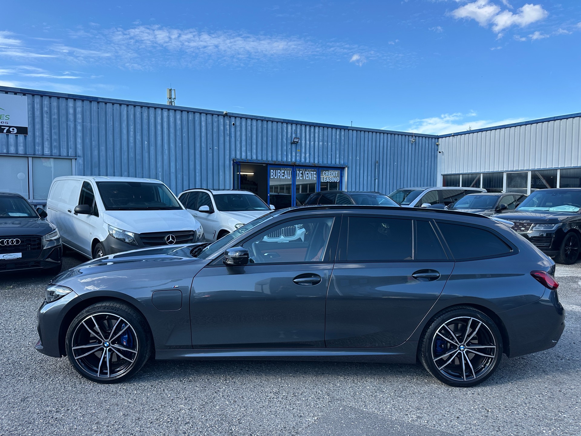 BMW 330e x DriveTouring M Sport Steptronic-image-6