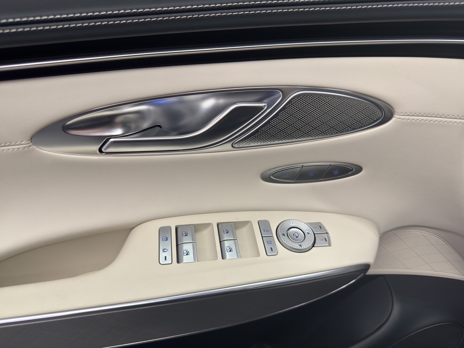 GENESIS GV70 Electrified Sport AWD-image-12