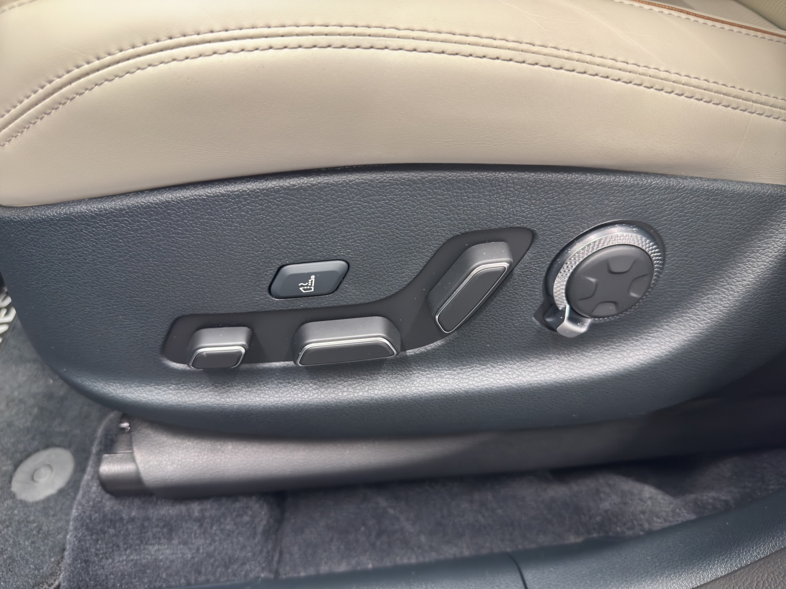 GENESIS GV70 Electrified Sport AWD-image-13