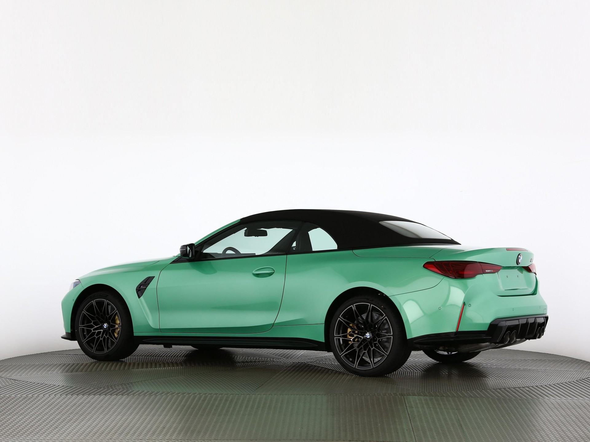 BMW M4 Competition xDrive Cabrio-image-13