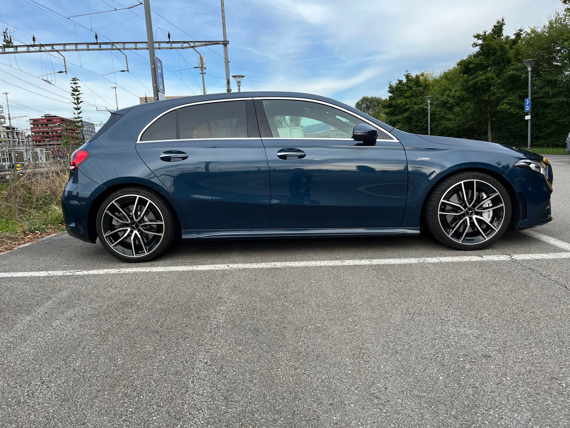 MERCEDES-BENZ A 35 AMG 4matic-image-2
