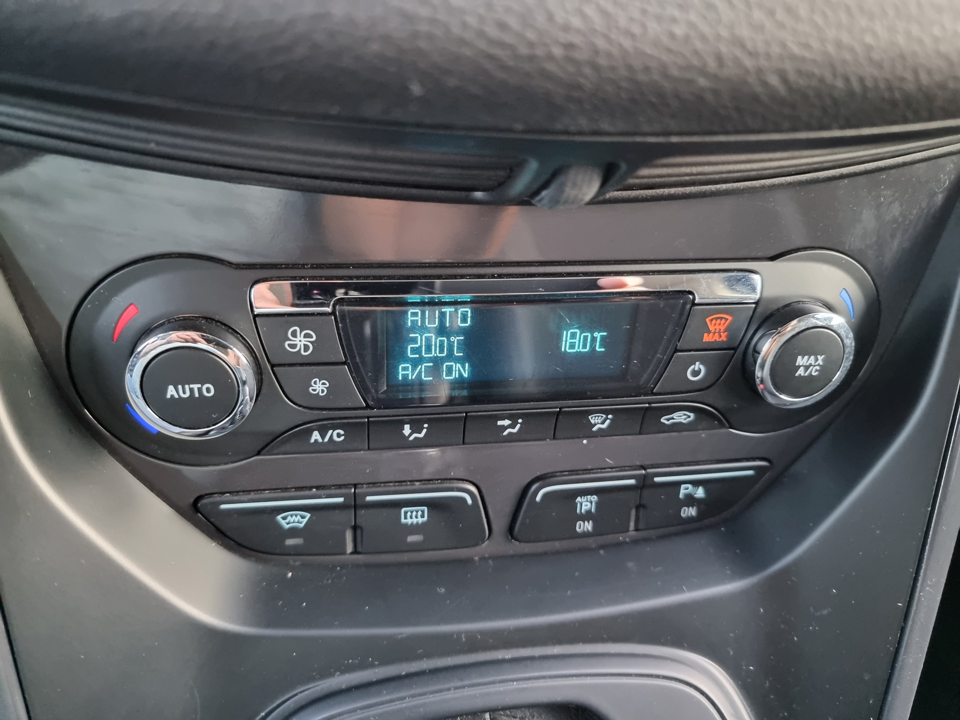 FORD Kuga 2.0 TDCi Titanium 4WD PowerShift-image-3