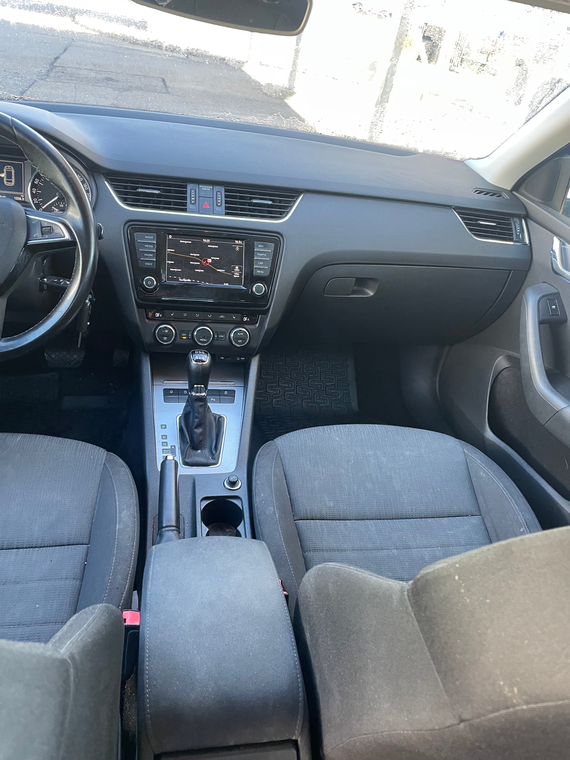 SKODA Octavia Combi 2.0 TDI Style 4x4 DSG-image-12