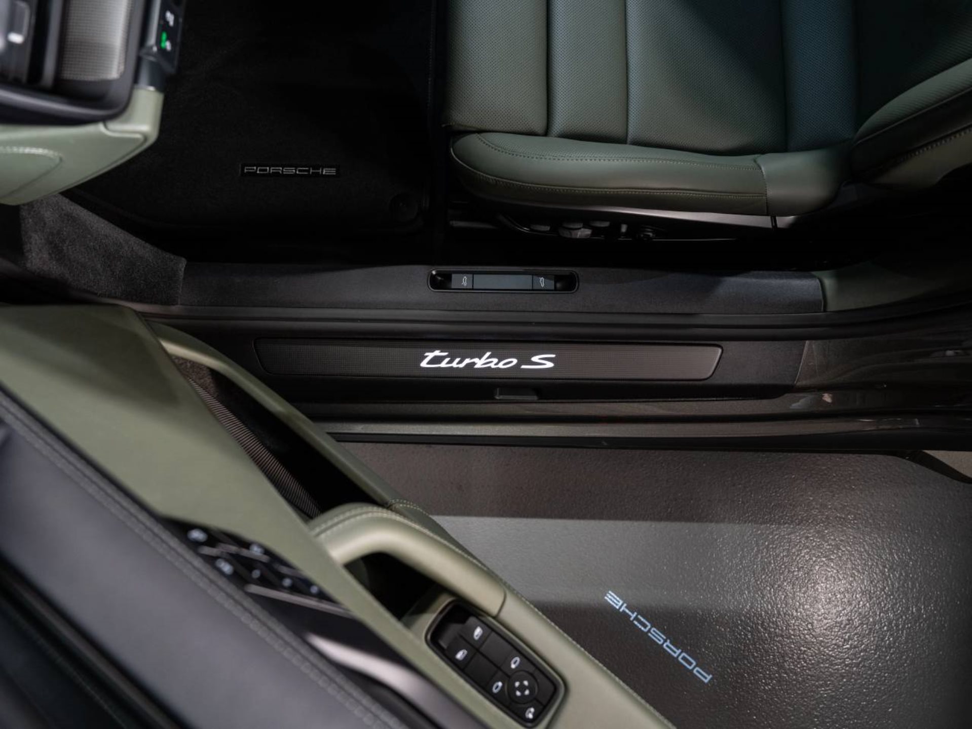 PORSCHE 911 Turbo S-image-21