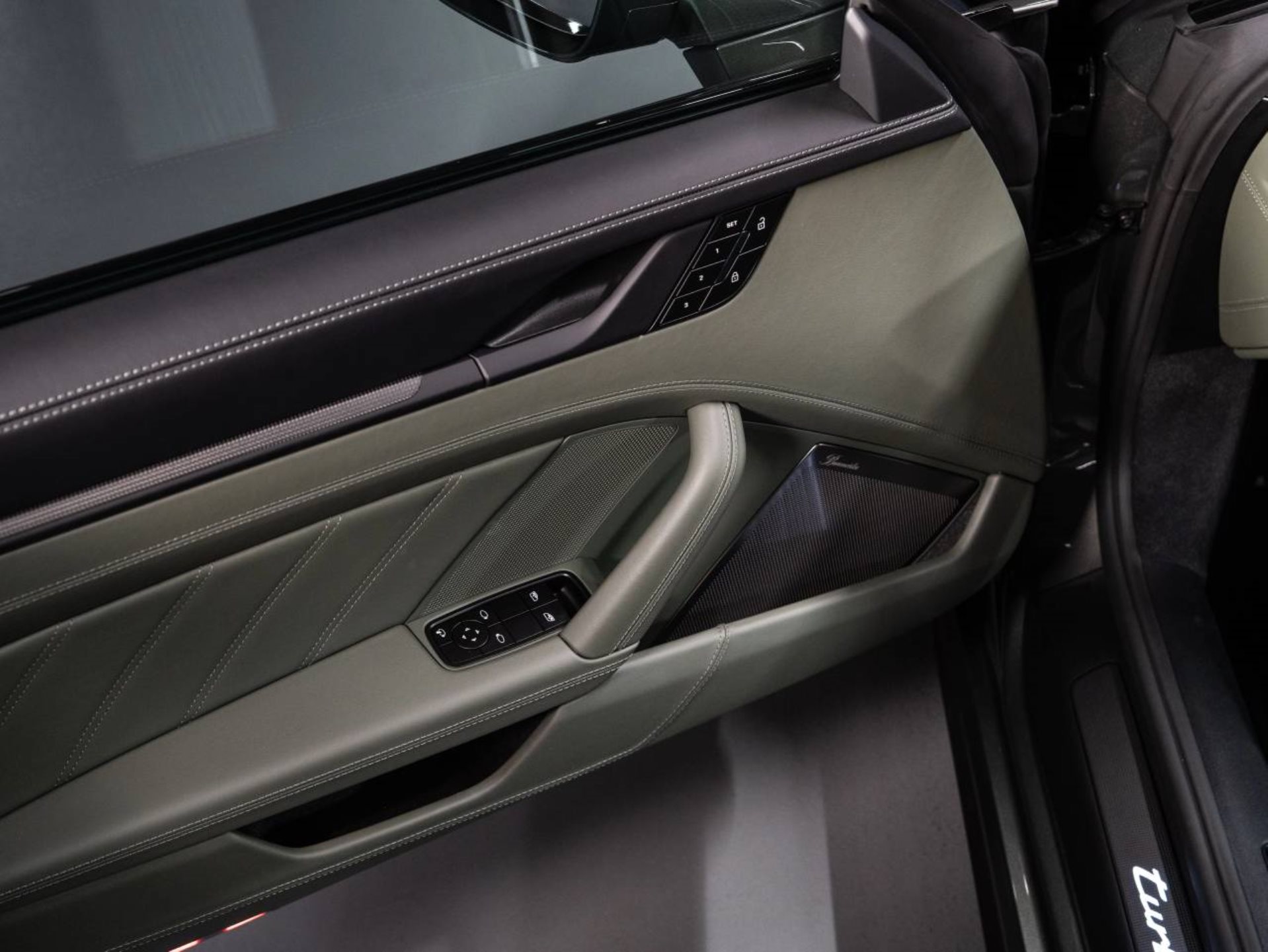 PORSCHE 911 Turbo S-image-19
