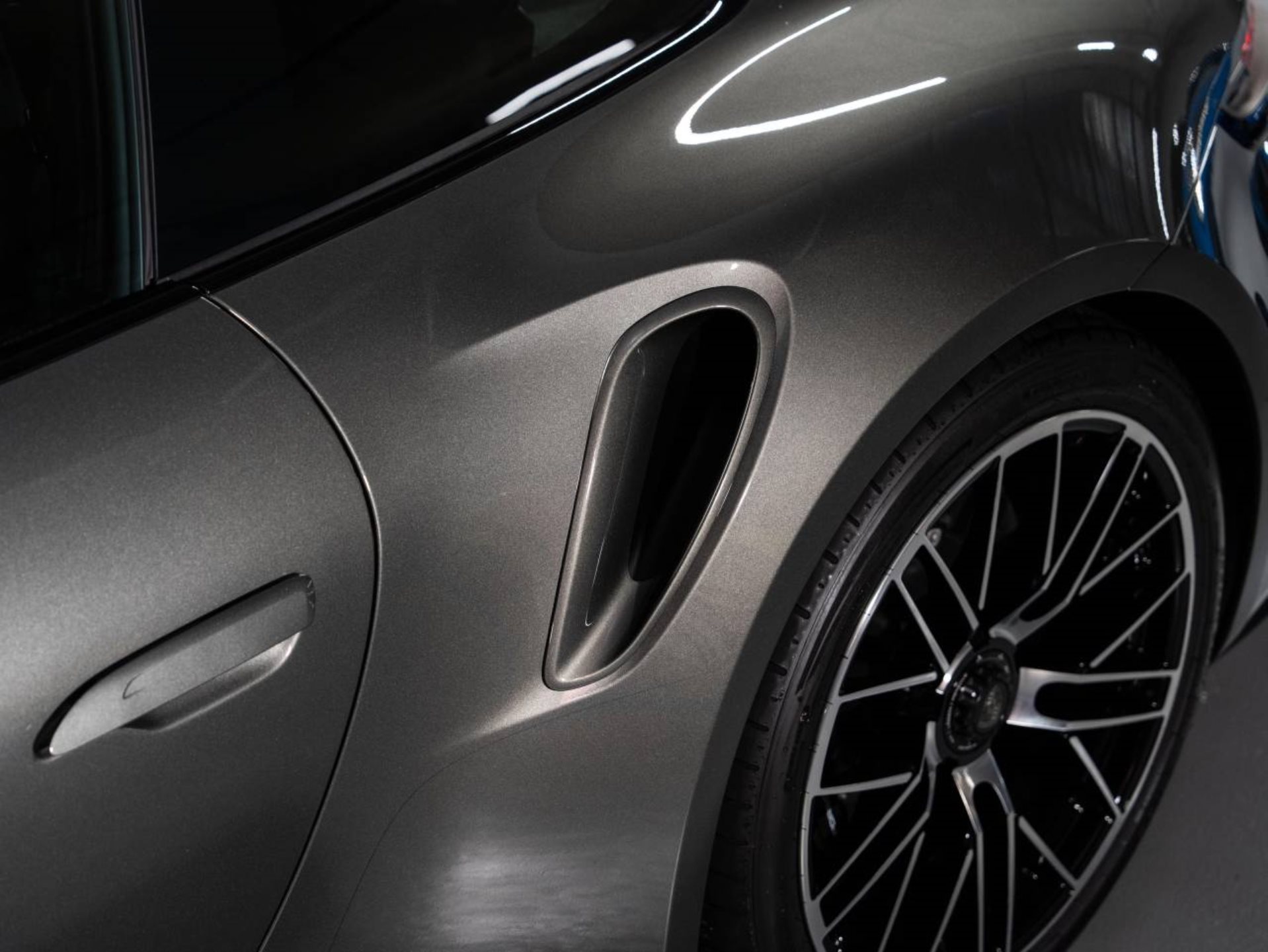 PORSCHE 911 Turbo S-image-28