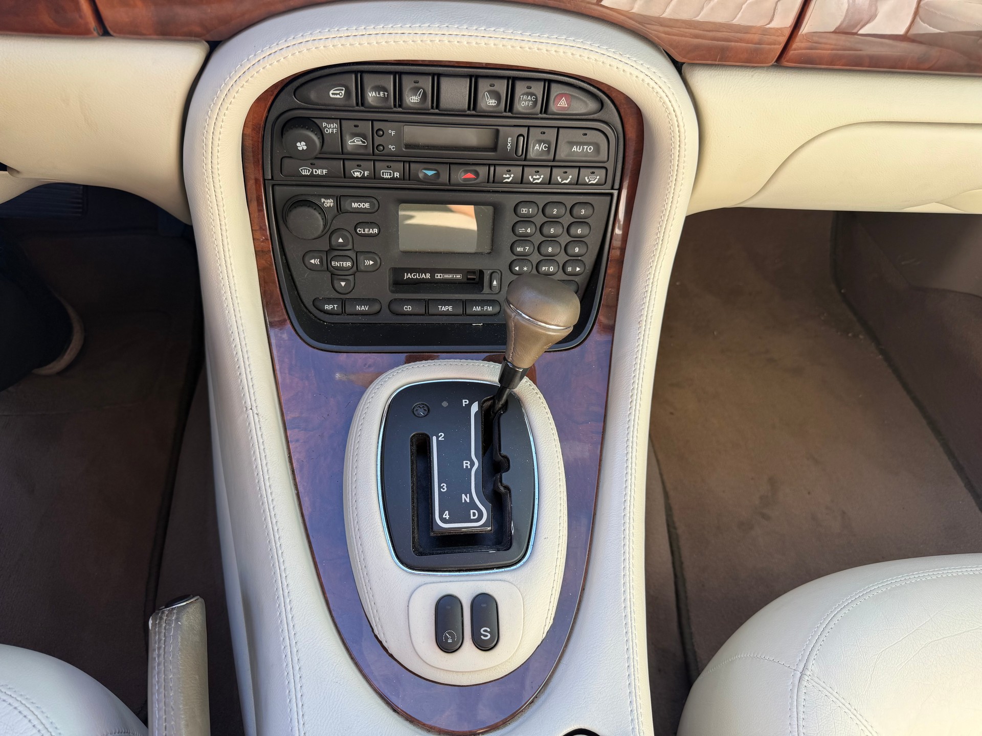 JAGUAR XJ 4.0 V8 Sovereign-image-9