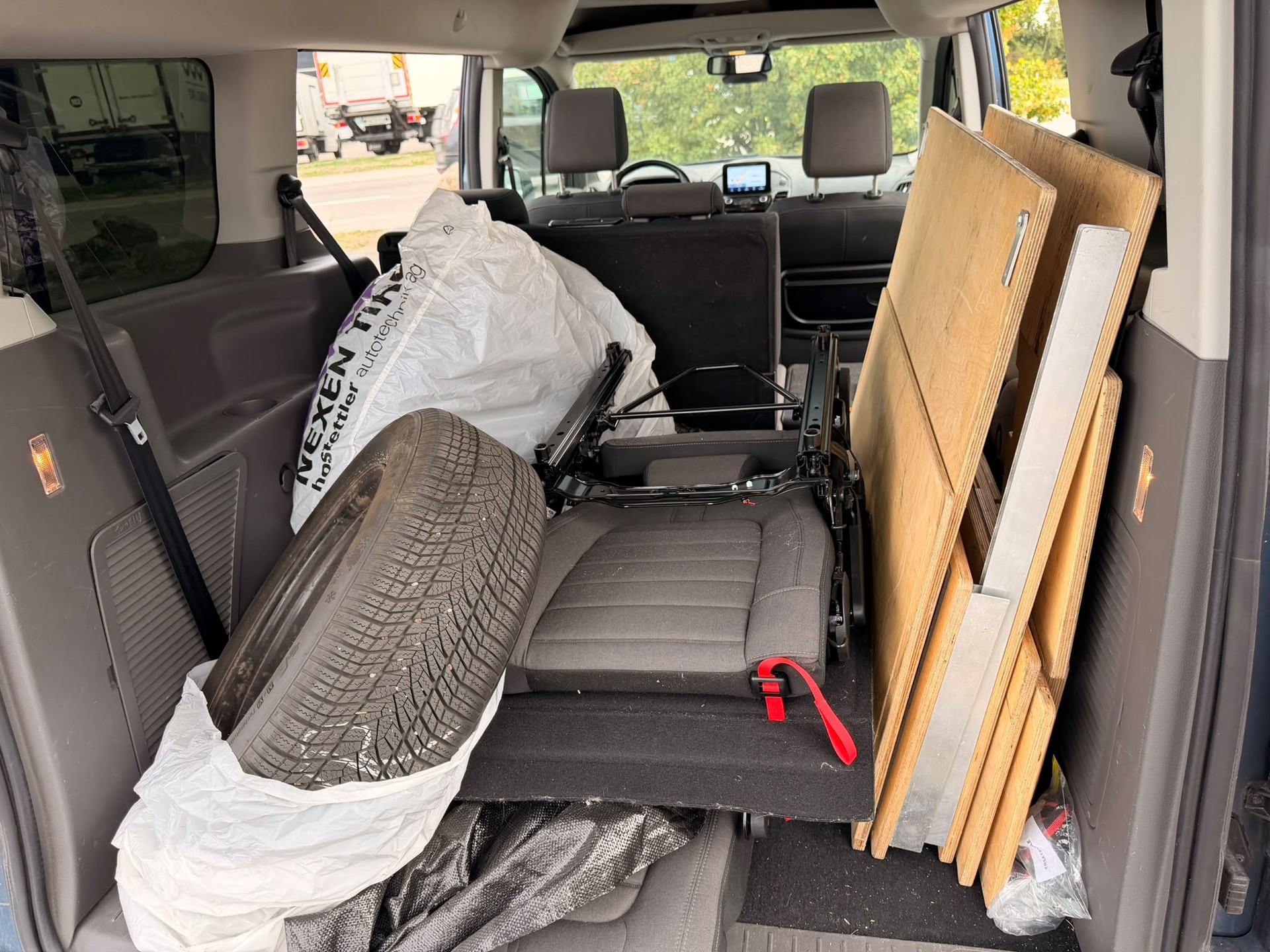 FORD Grand Tourneo Connect 1.5 EcoBlue Titanium Automat-image-10