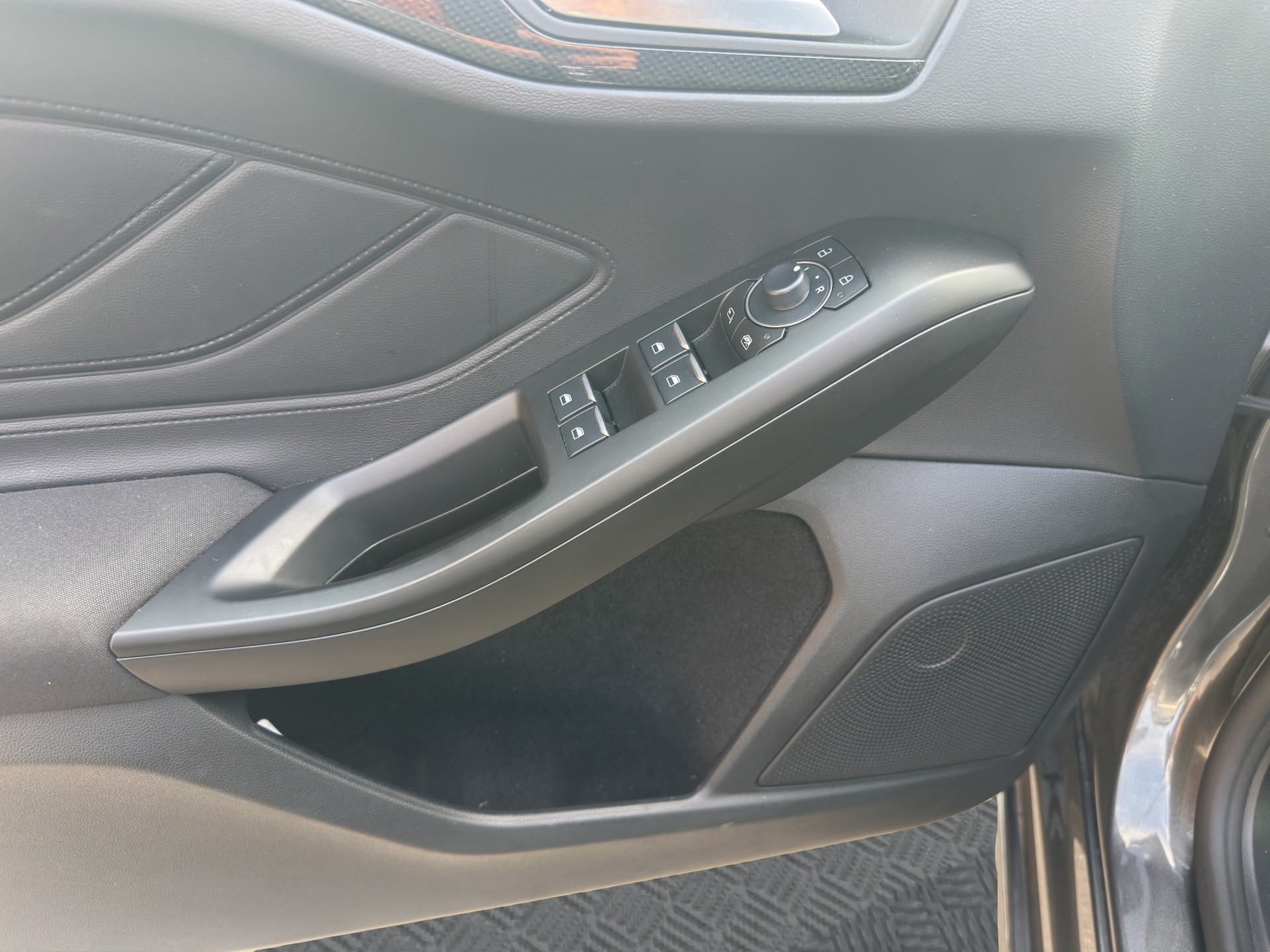 FORD Focus 1.5 TDCi EcoBlue ST-Line Automatic-image-8