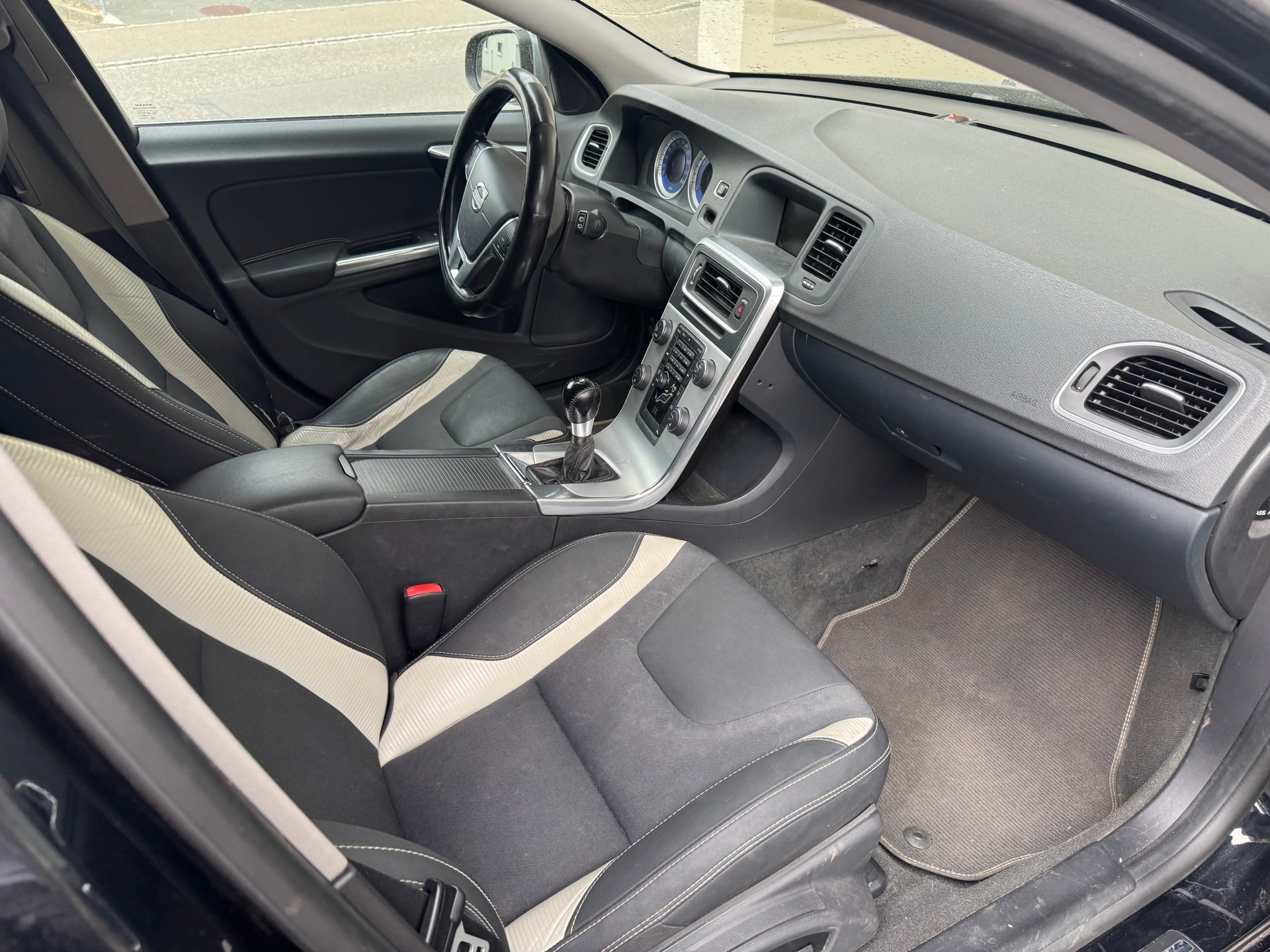 VOLVO V60 T5 R-Design-image-6