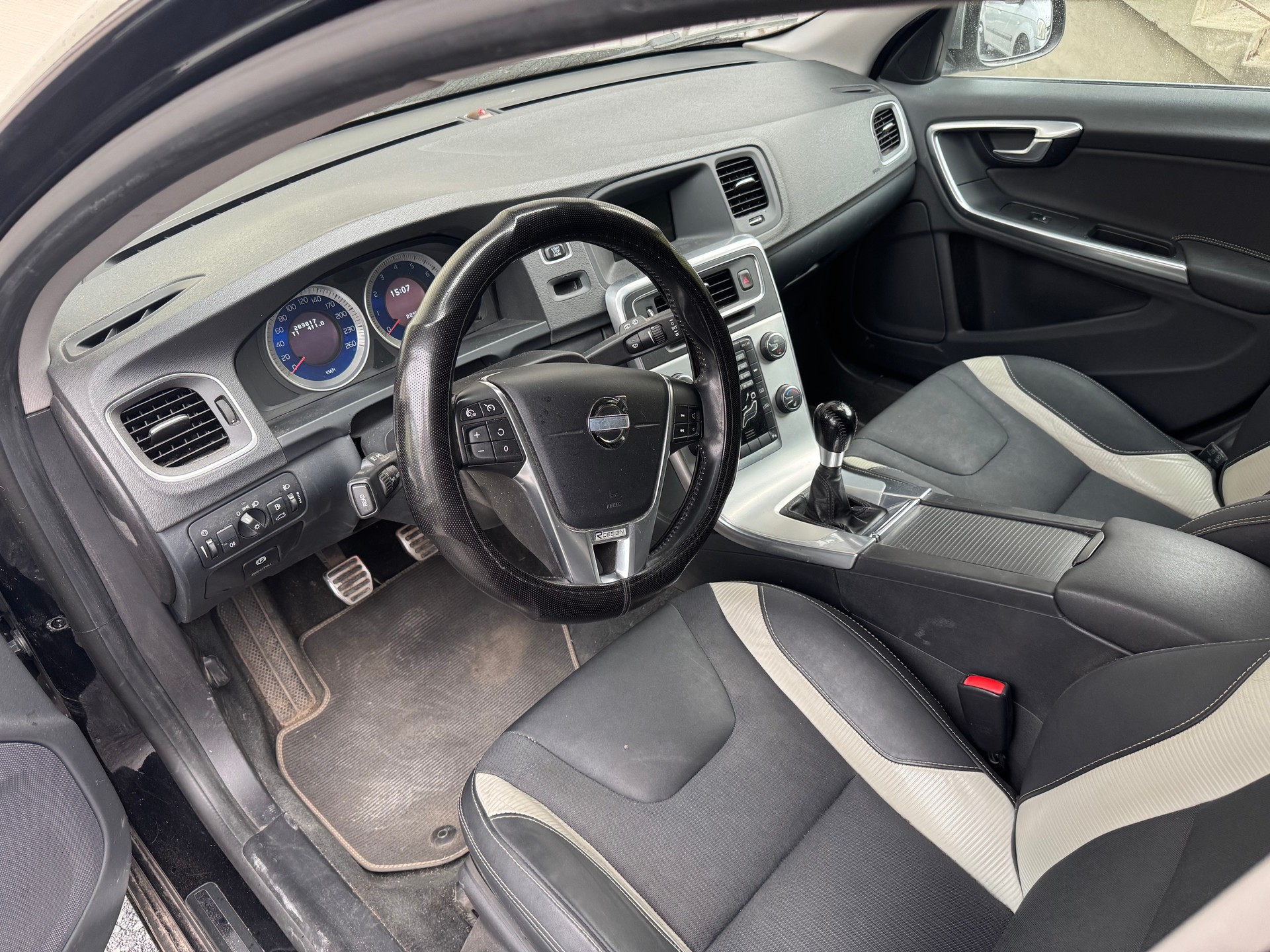 VOLVO V60 T5 R-Design-image-5