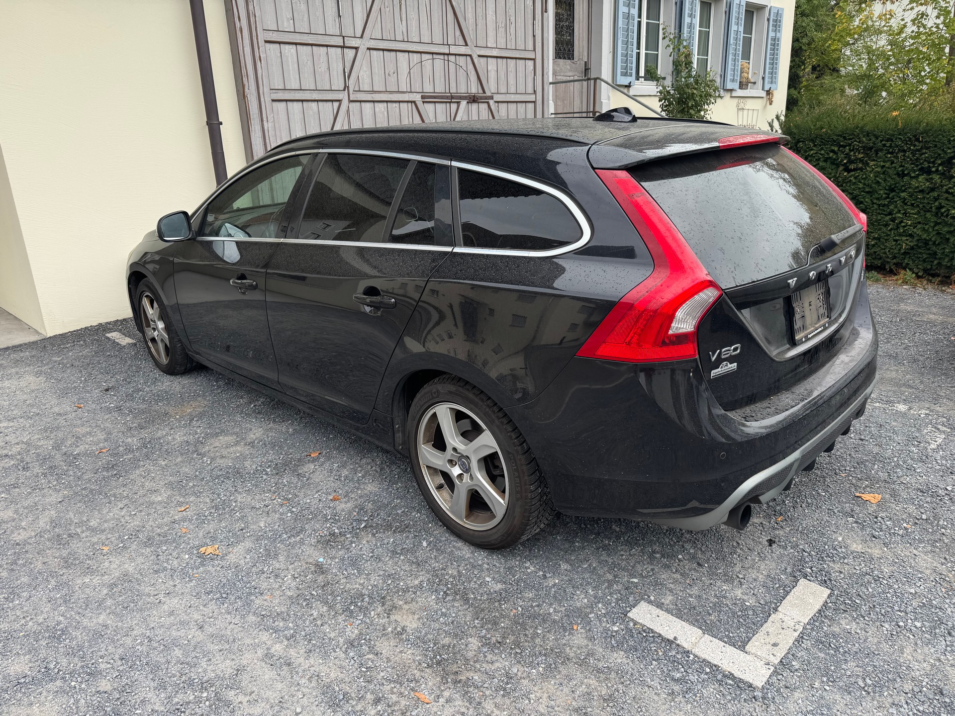 VOLVO V60 T5 R-Design-image-3