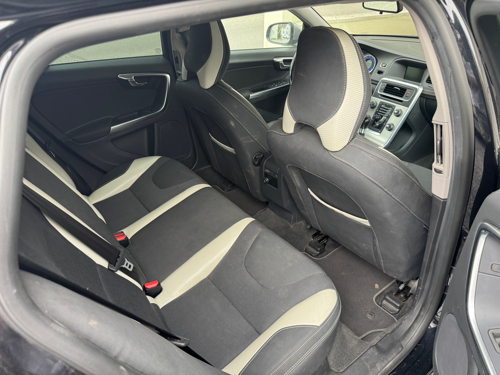 VOLVO V60 T5 R-Design-image-4