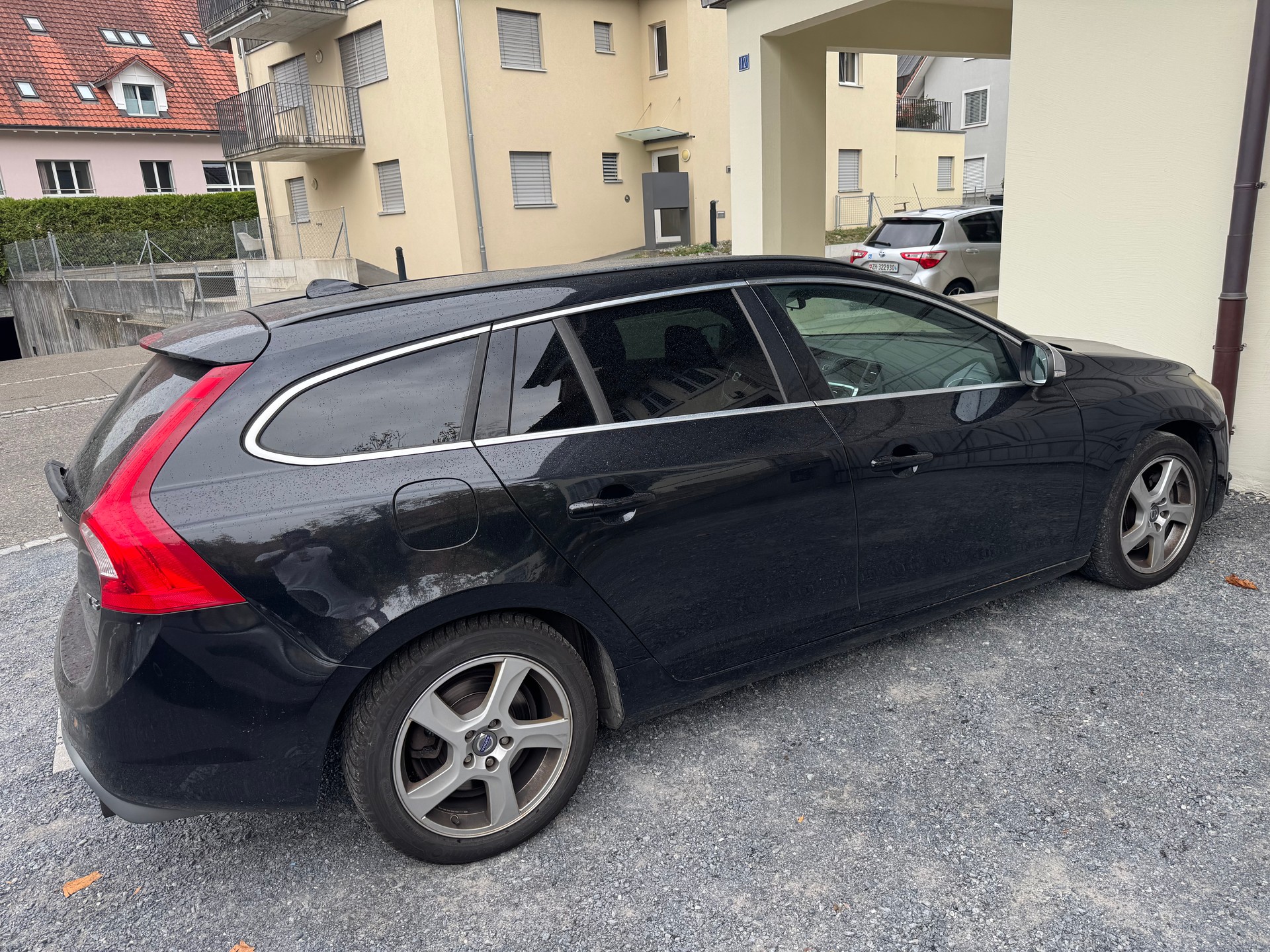 VOLVO V60 T5 R-Design-image-2
