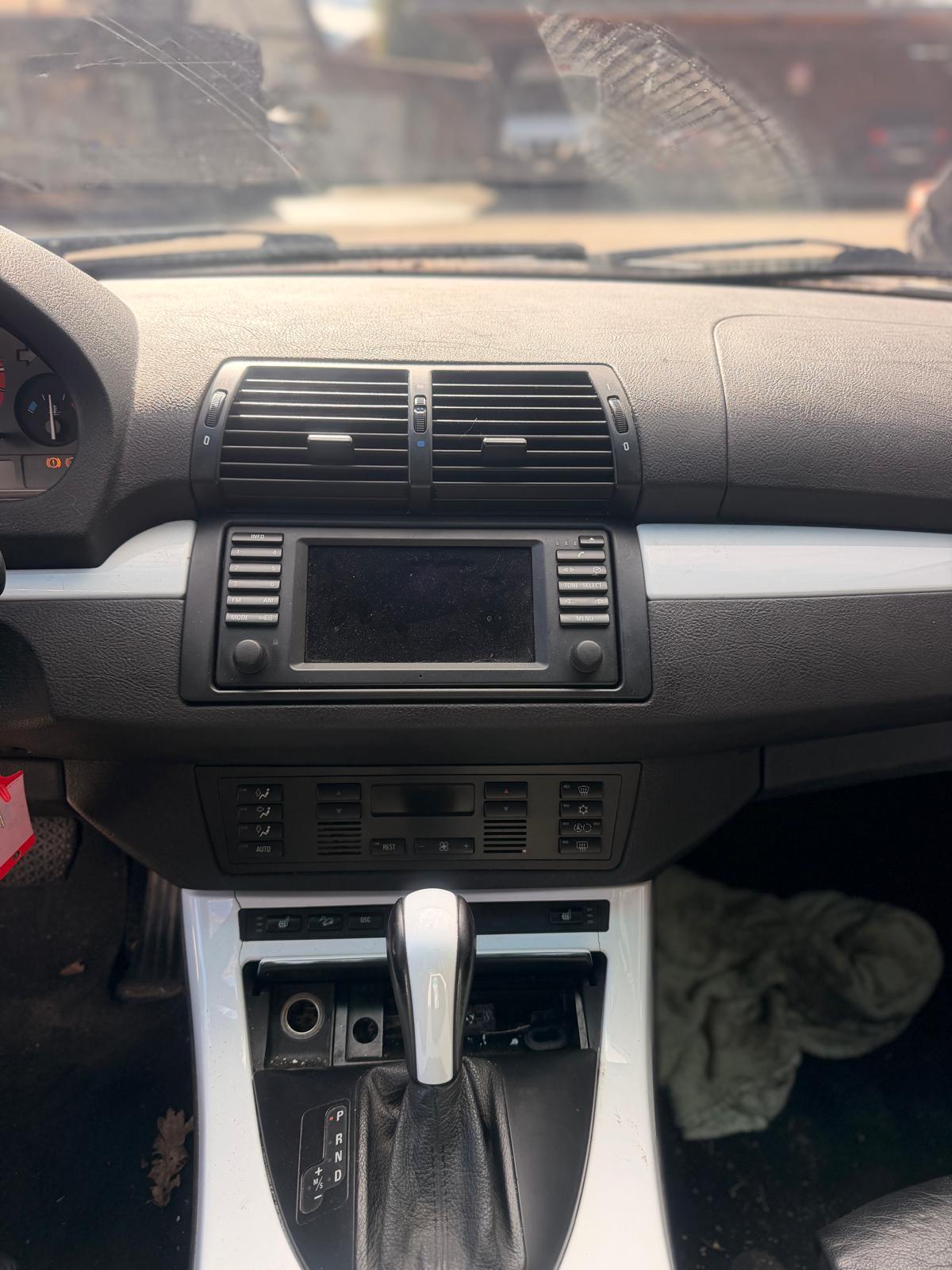 BMW X5 4.4i-image-5