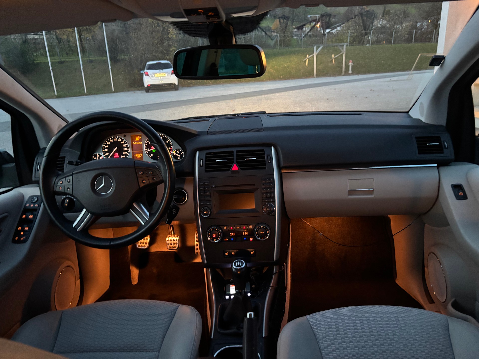 MERCEDES-BENZ B 200-image-11