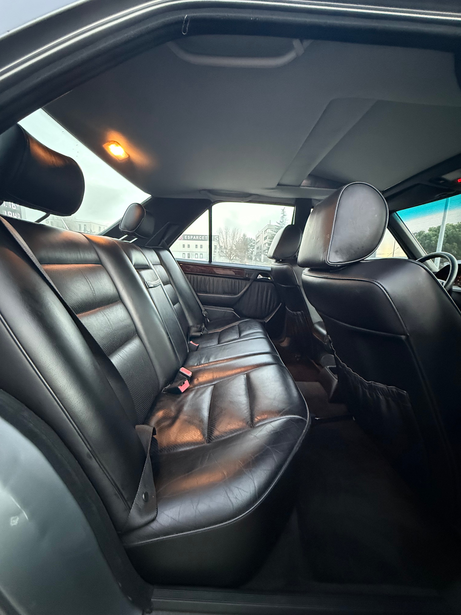 MERCEDES-BENZ 300 E-image-4