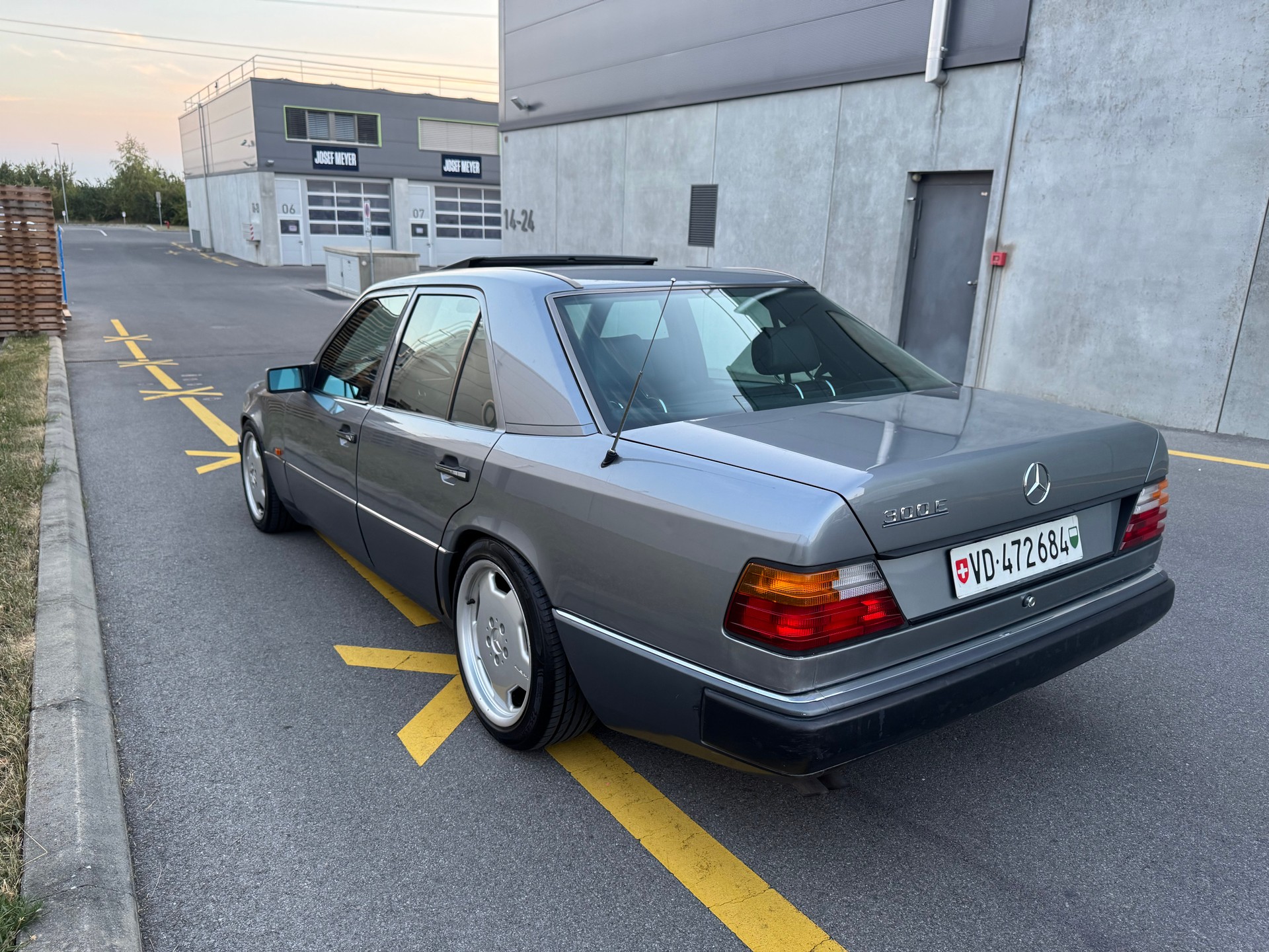 MERCEDES-BENZ 300 E-image-3