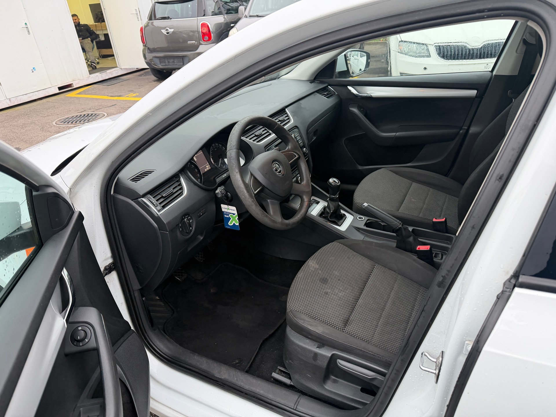 SKODA Octavia Combi 1.6 TDI Elegance 4x4-image-8