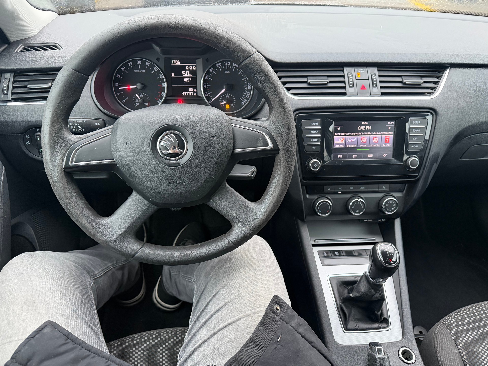 SKODA Octavia Combi 1.6 TDI Elegance 4x4-image-6