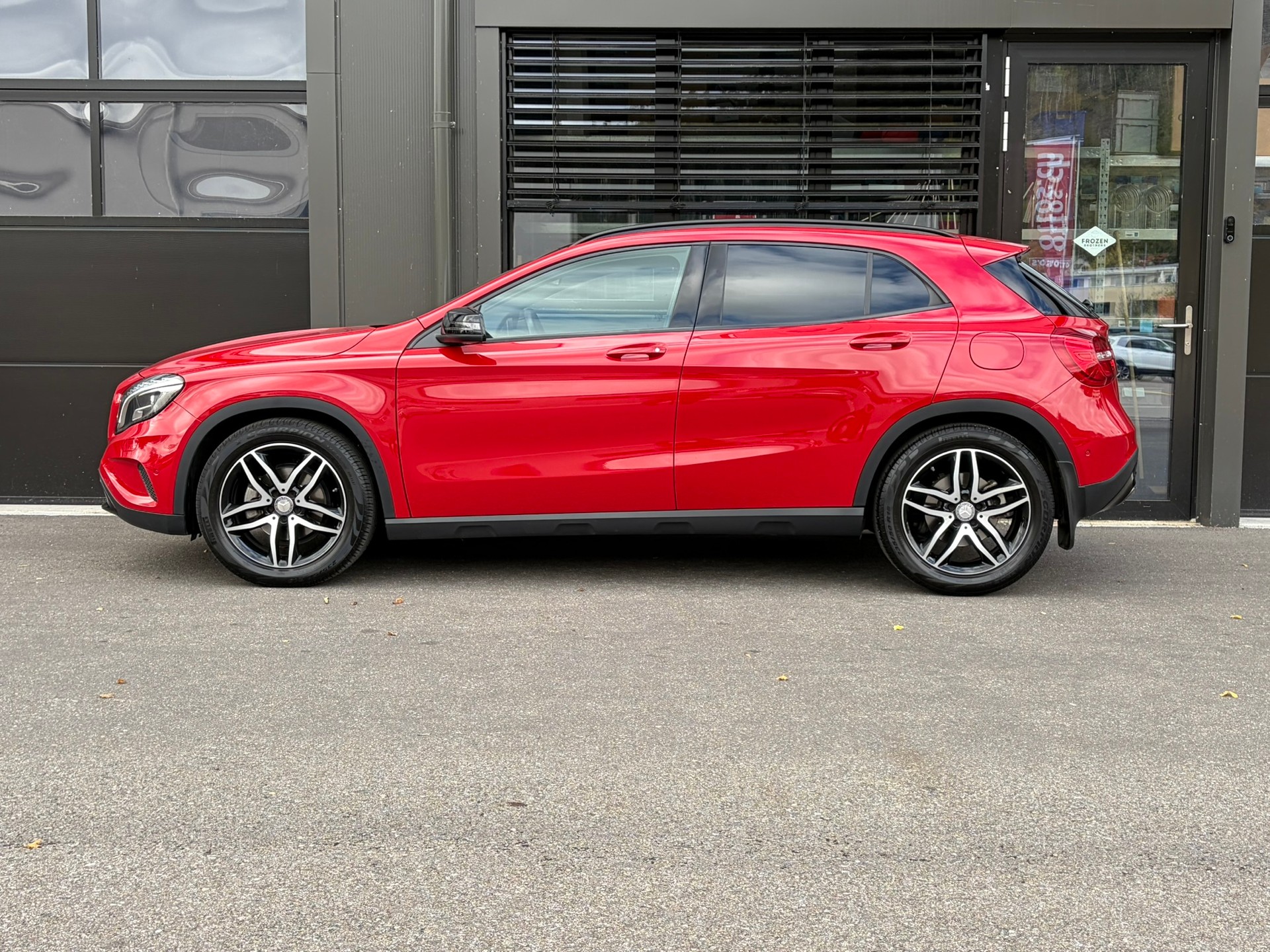 MERCEDES-BENZ GLA 200 Night Star 7G-DCT-image-0