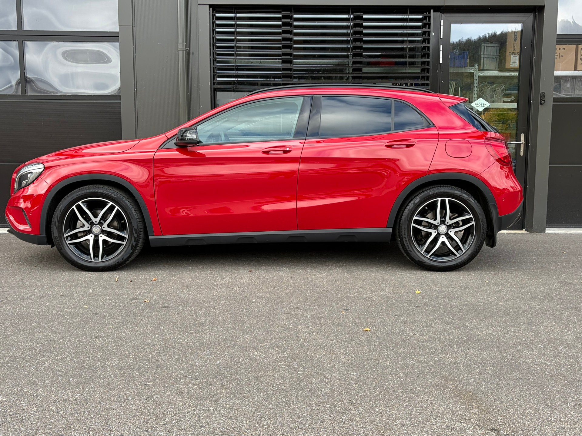 MERCEDES-BENZ GLA 200 Night Star 7G-DCT-image-6
