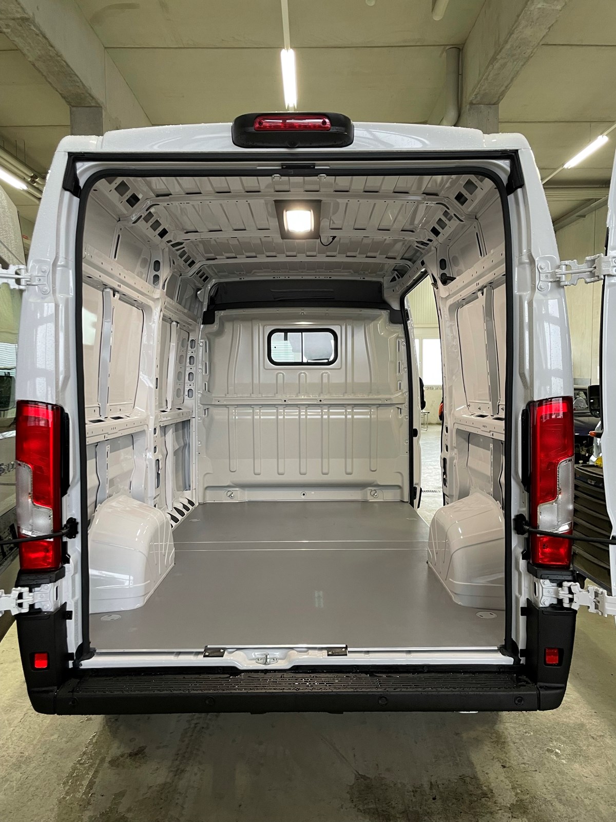 FIAT E-Ducato 35 47kWh L2H2-image-3