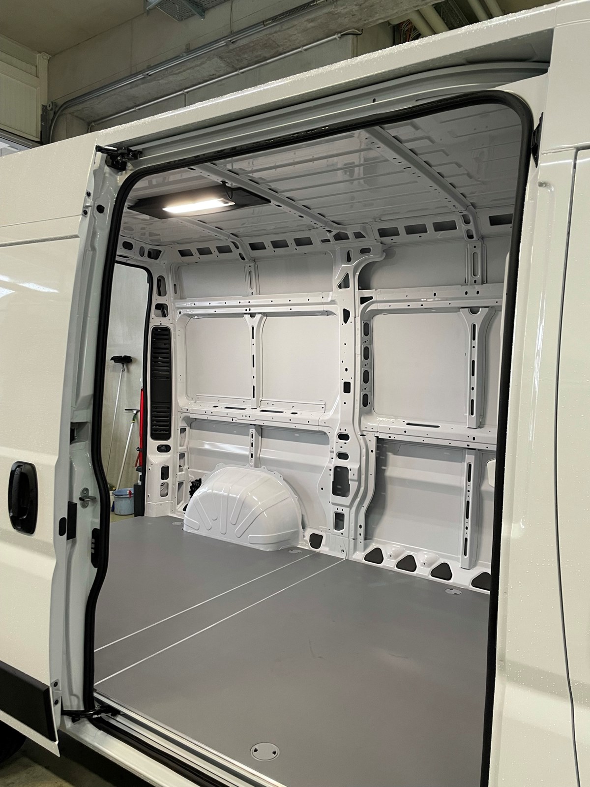 FIAT E-Ducato 35 47kWh L2H2-image-4