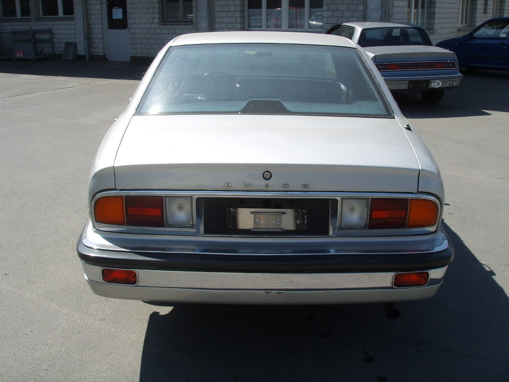 BUICK Park Avenue Sedan-image-3