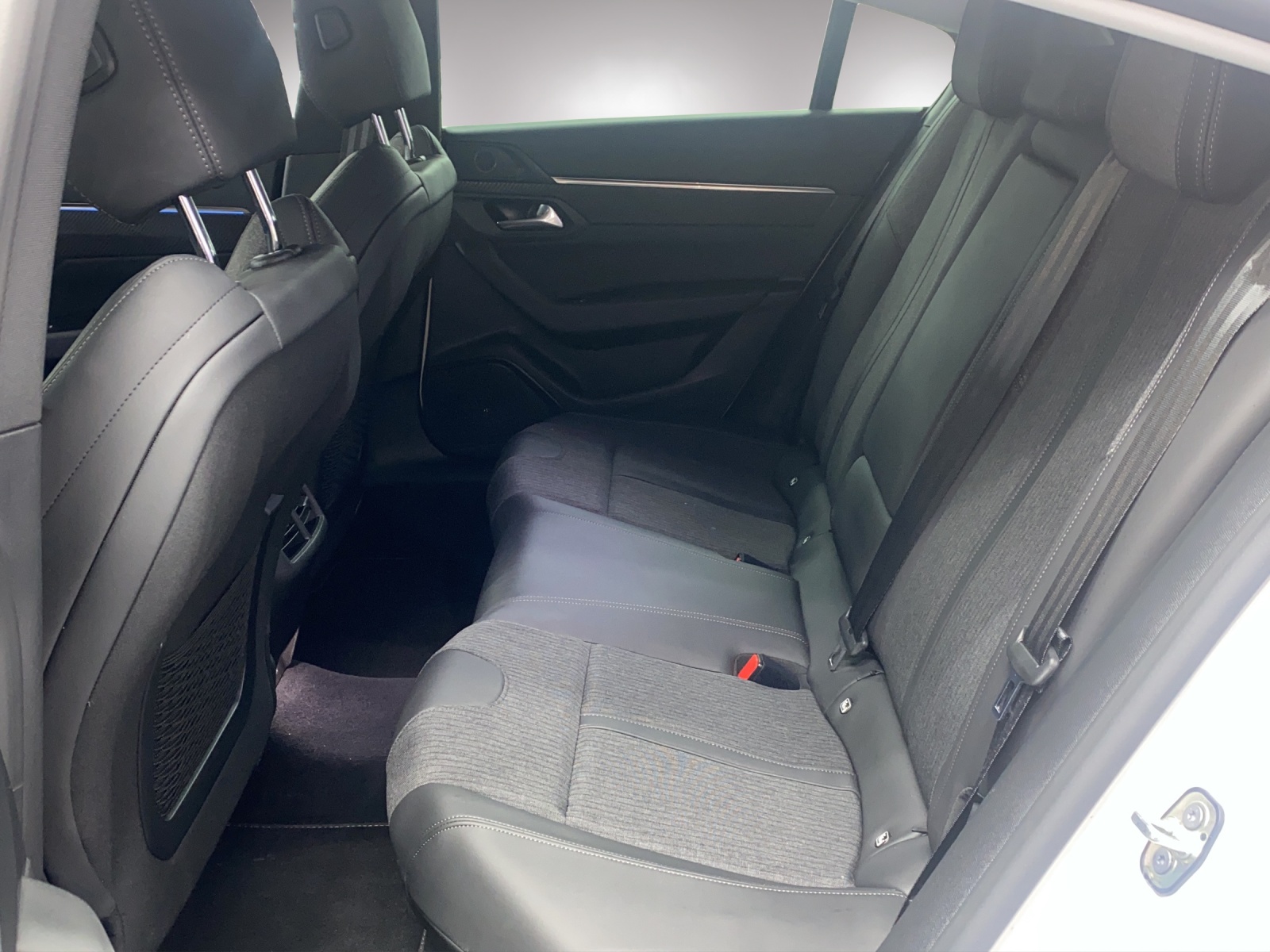 PEUGEOT 508 1.2 PureTech Allure Pack EAT8-image-9