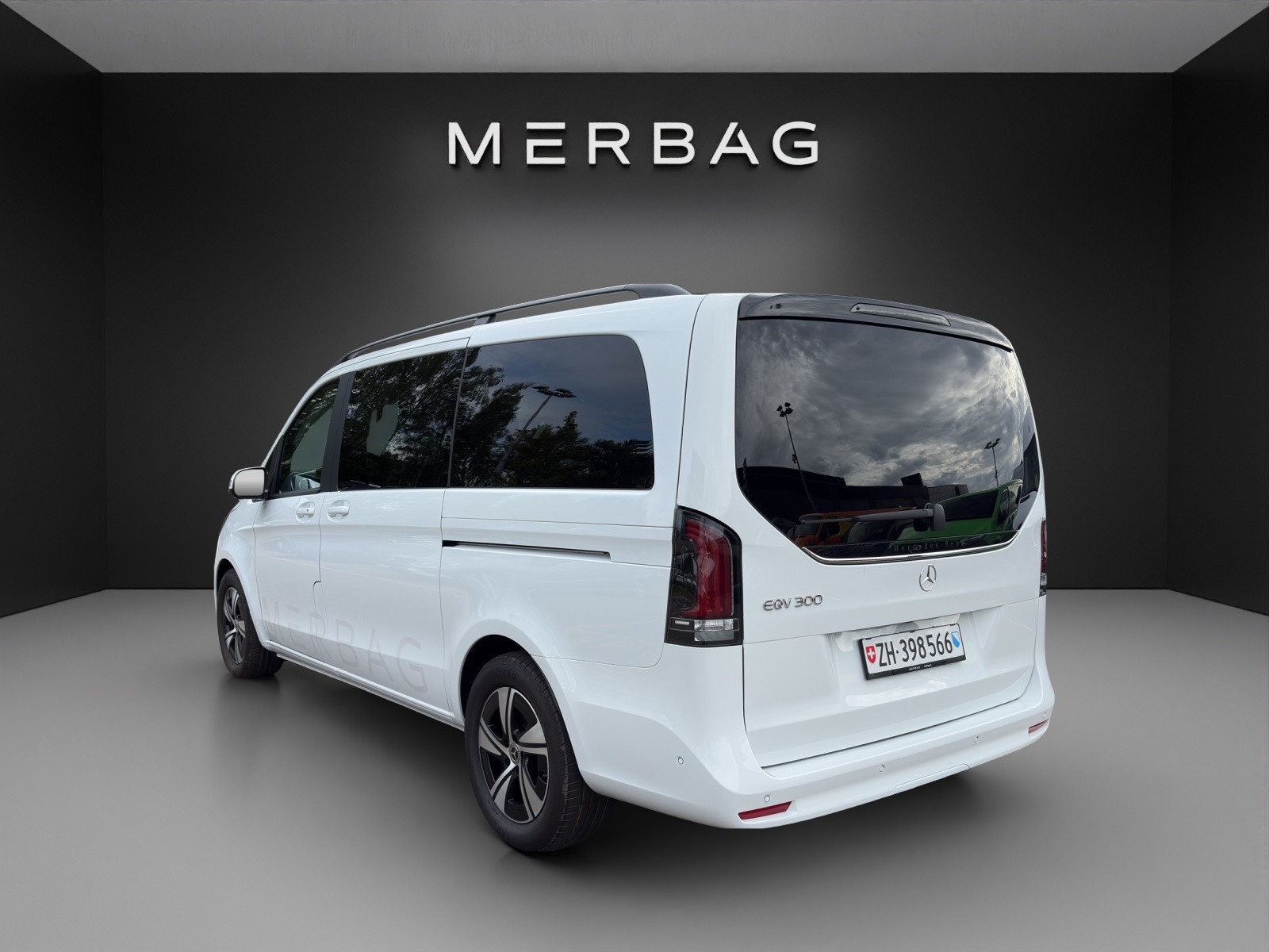 MERCEDES-BENZ EQV 300 lang-image-3