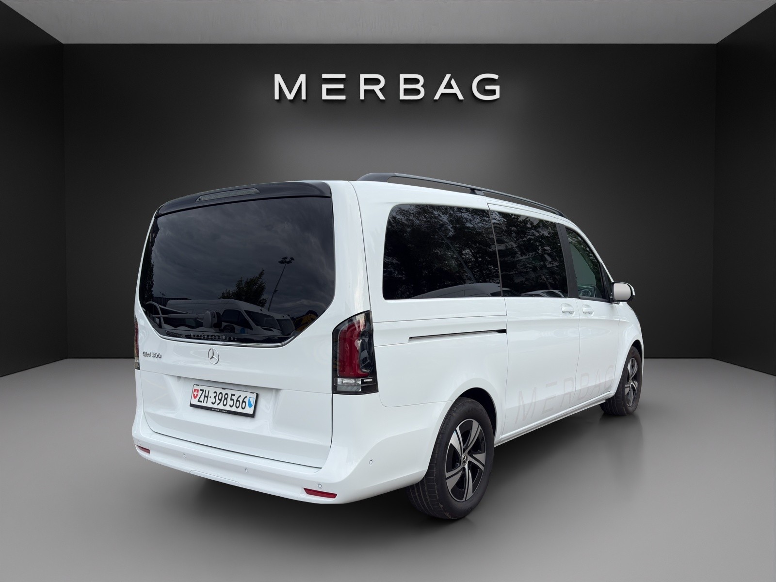 MERCEDES-BENZ EQV 300 lang-image-1