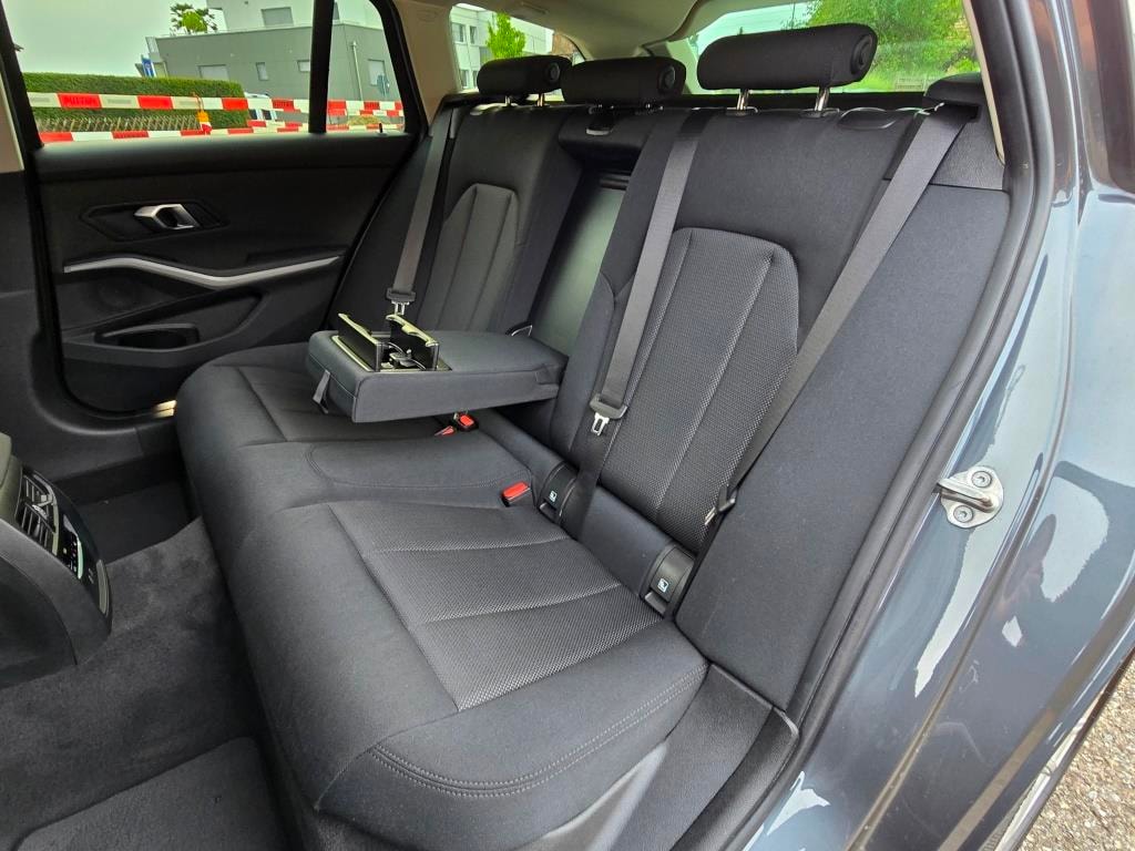 BMW 320d xDrive 48V Touring Steptronic-image-11