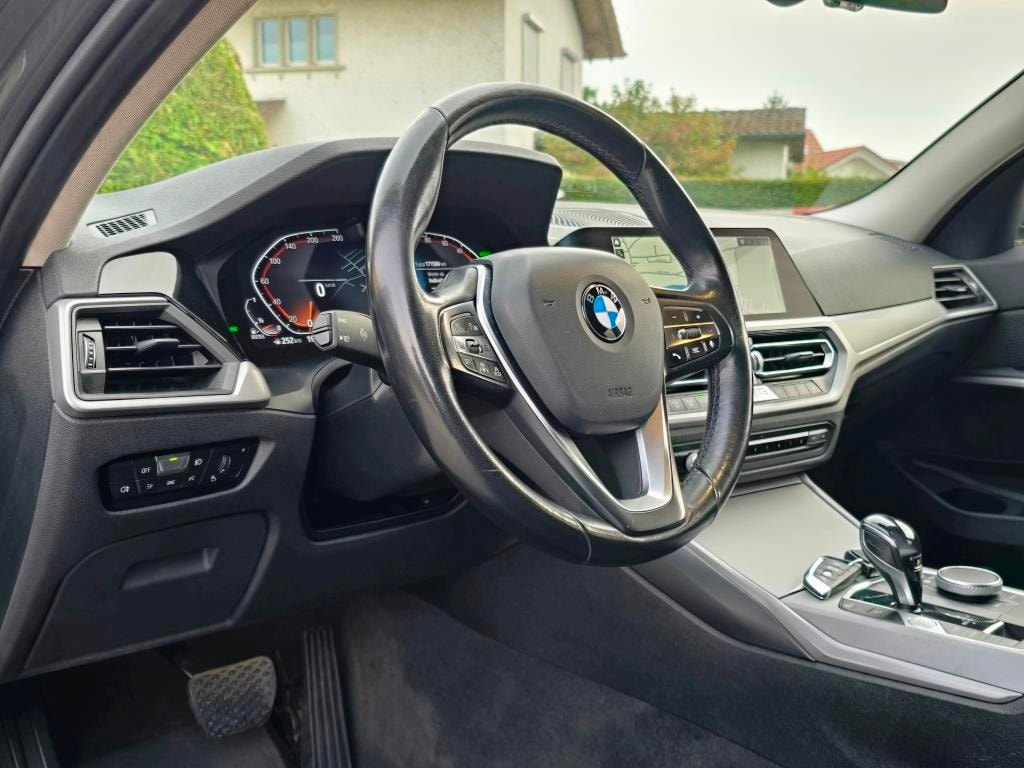 BMW 320d xDrive 48V Touring Steptronic-image-15