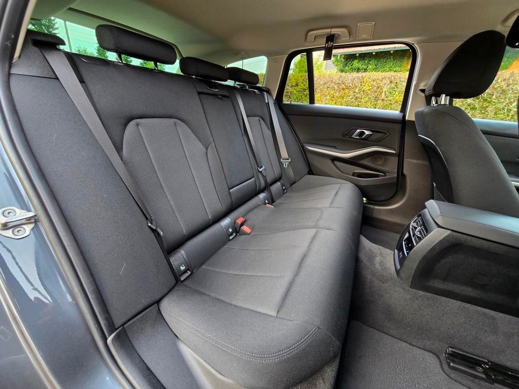 BMW 320d xDrive 48V Touring Steptronic-image-12
