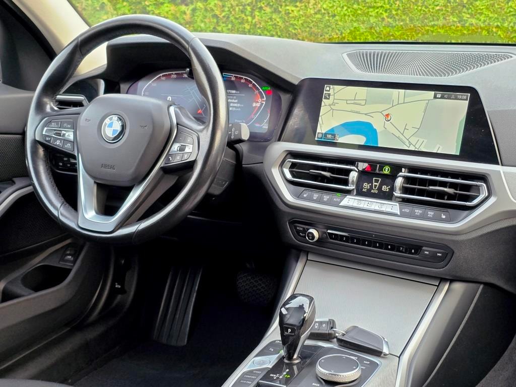 BMW 320d xDrive 48V Touring Steptronic-image-14
