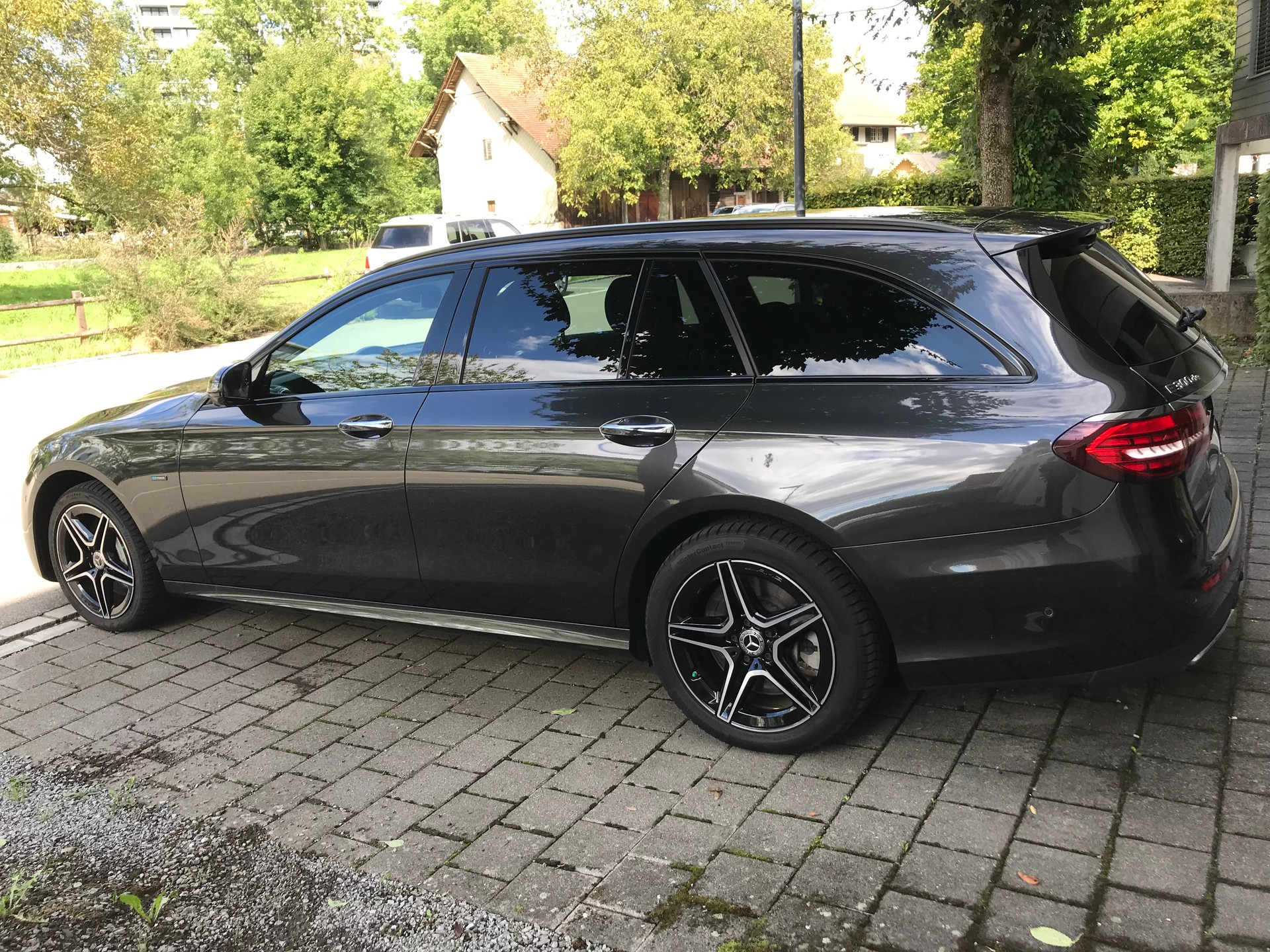 MERCEDES-BENZ E 300 de T 4Matic AMG Line 9G-Tronic-image-6