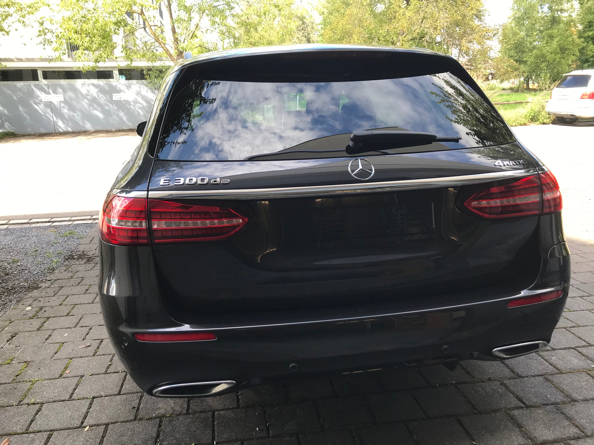 MERCEDES-BENZ E 300 de T 4Matic AMG Line 9G-Tronic-image-5