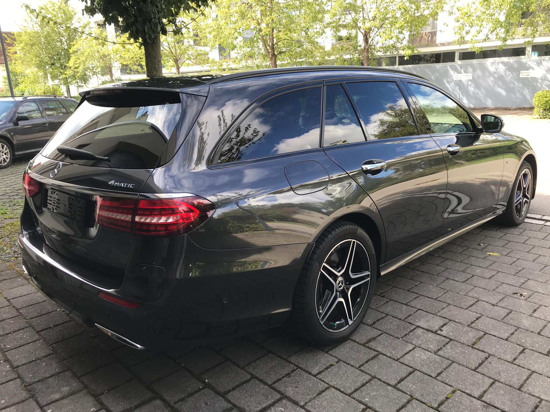 MERCEDES-BENZ E 300 de T 4Matic AMG Line 9G-Tronic-image-4
