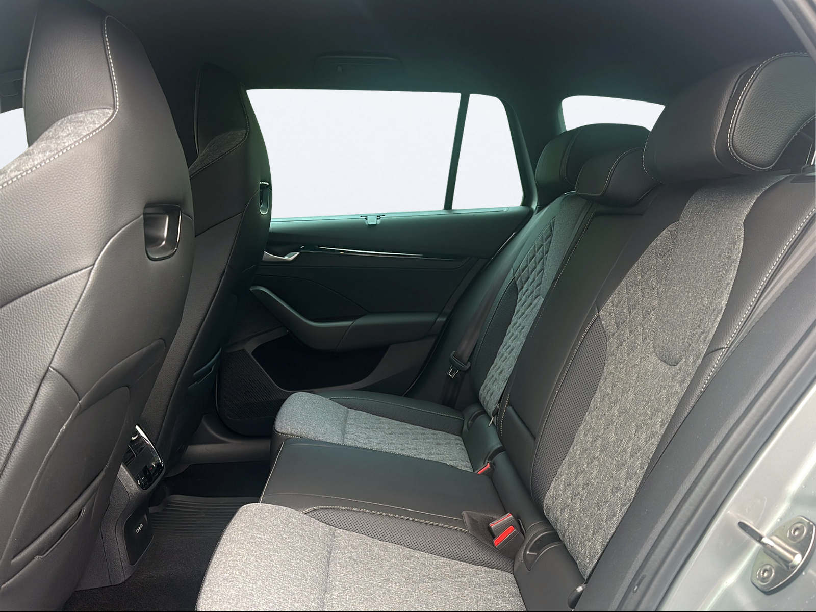 SKODA Octavia Combi 1.5 TSI mHEV DSG Sport Line-image-13