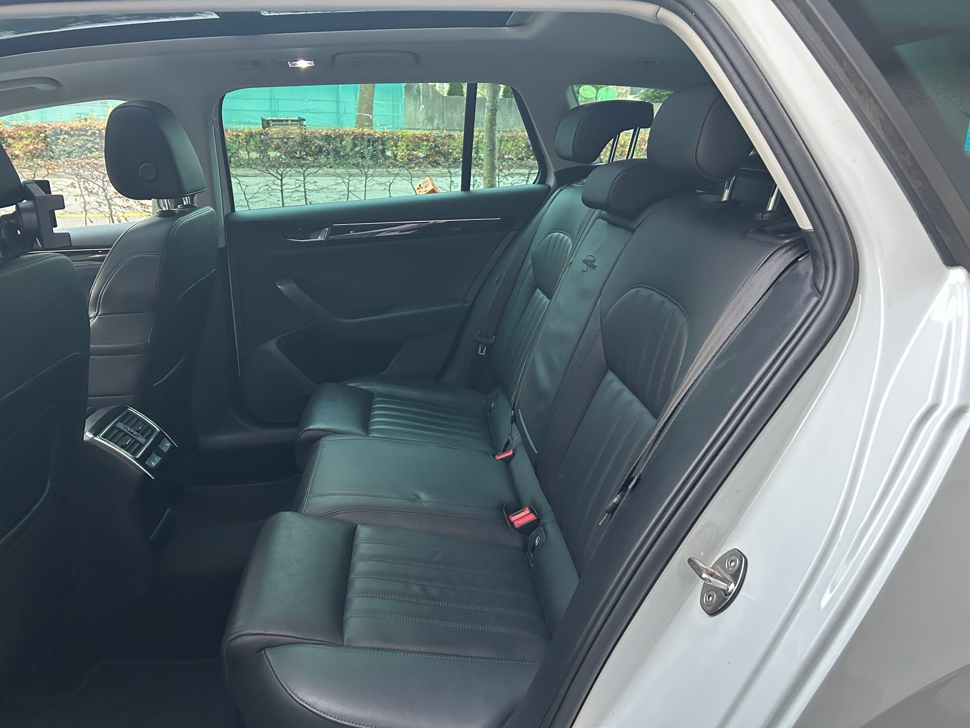 SKODA Superb Combi 2.0 TSI L&K DSG 4x4-image-5