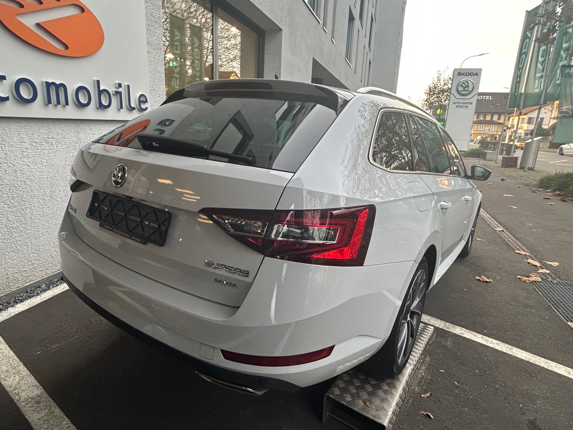 SKODA Superb Combi 2.0 TSI L&K DSG 4x4-image-2