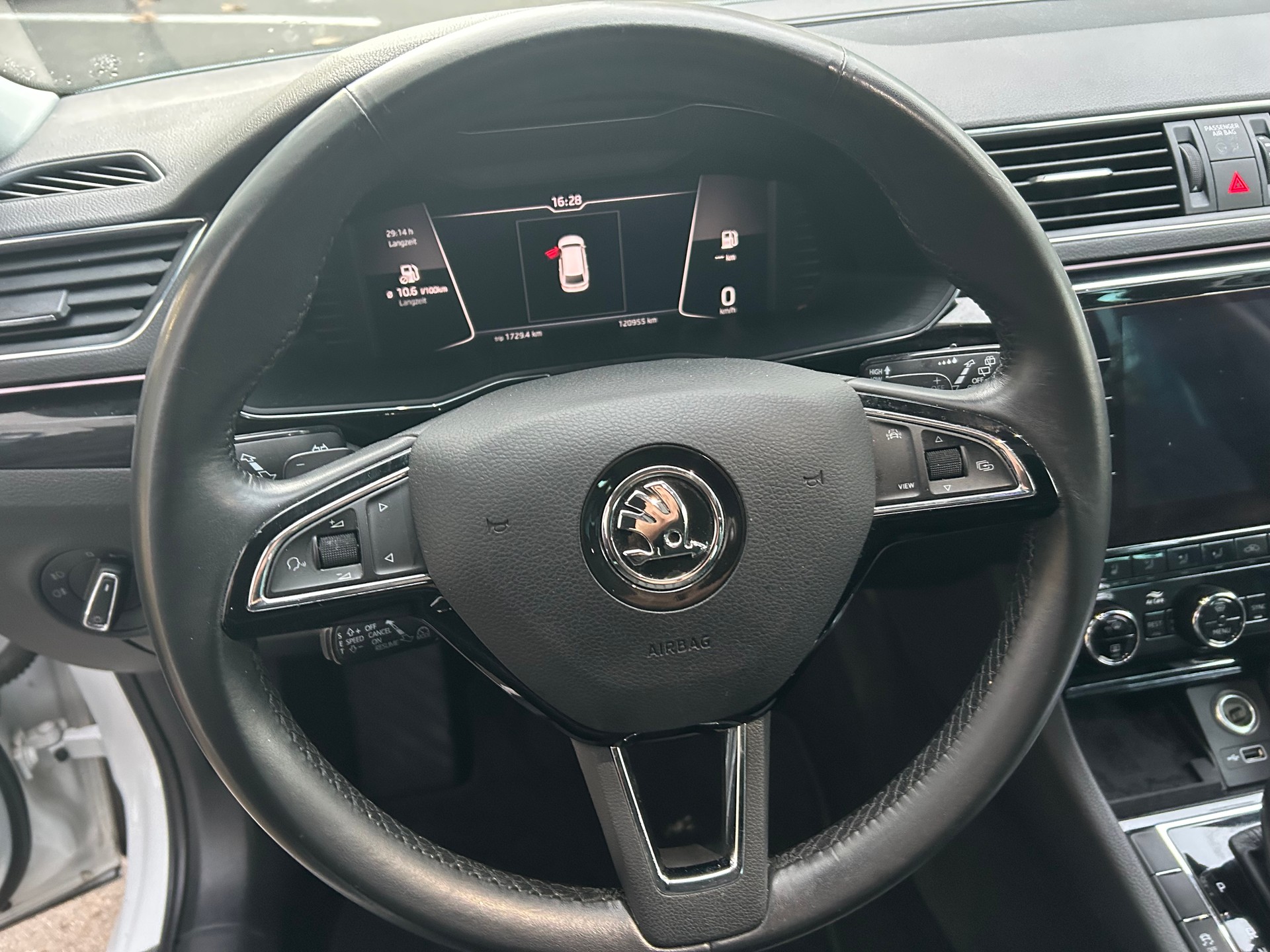 SKODA Superb Combi 2.0 TSI L&K DSG 4x4-image-12